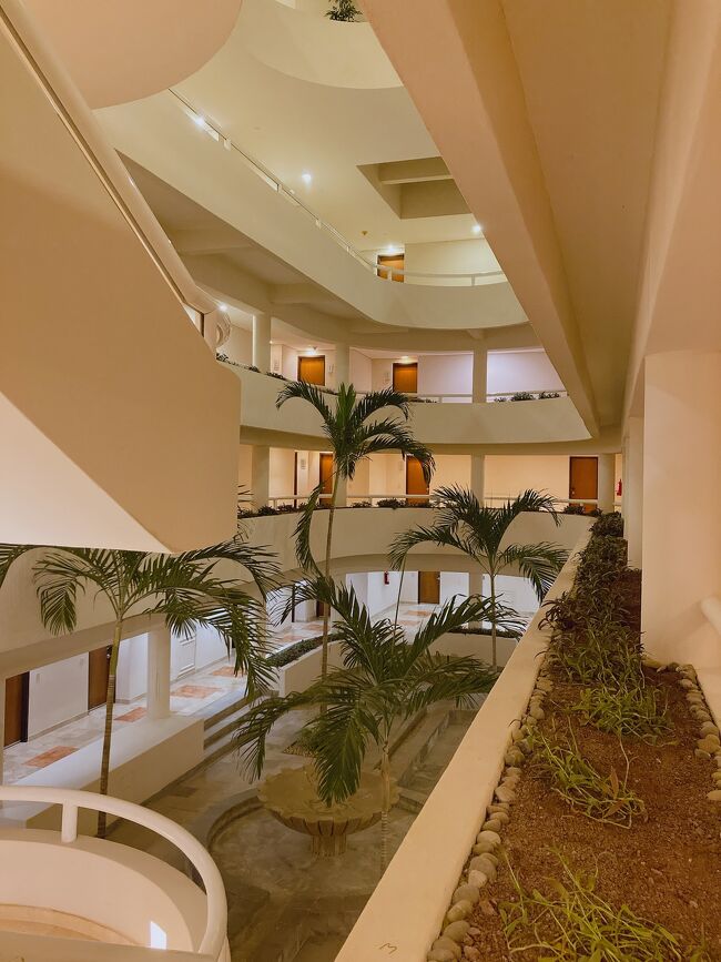 全２３３室７階建てという、ベラクルスでは大規模ホテルです。<br /><br />POSADASグループが経営するフィエスタ アメリカーナは、メキシコ主要都市には必ずある知名度抜群の老舗ブランドです。そのため建物は古いことが多いです。<br />