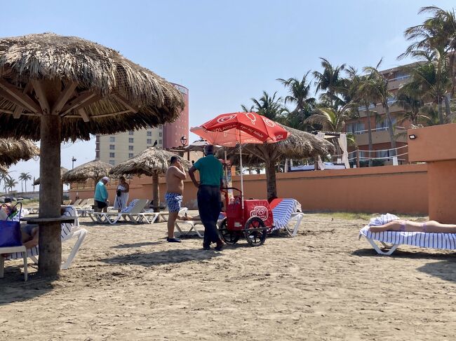 物売りは、こちらが呼び止めなければ向こうからは来ません。<br />来ても全然しつこくないので断ればそれでおしまい。<br /><br />写真はアイスキャンディー売りのおじさん。<br />