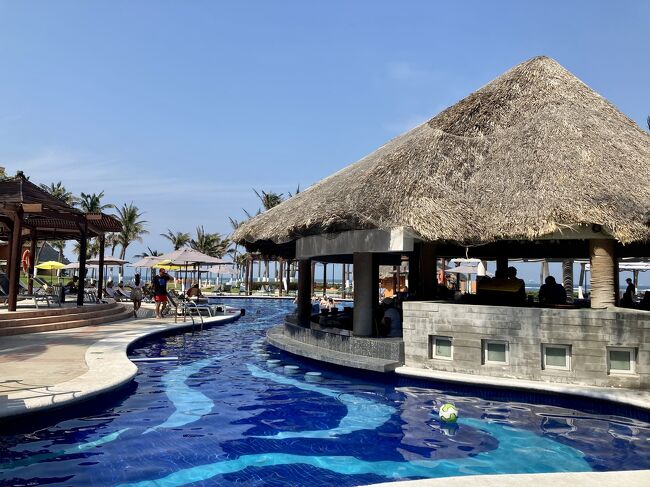 プールサイドレストラン。ここの従業員は基本お菓子やアイスを食べながら働いているので、サービスは超ゆっくり。<br />ハンバーガー２８０ペソ、モヒート１１０ペソなど、かなりホテル価格ですが我が家が最も利用したのがこのレストランです。<br />