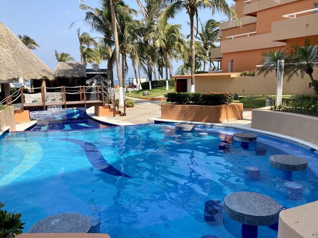 １４時を過ぎてくると、プールサイドに日陰エリアができます。<br /><br />私達は日陰になったプールの中のテーブル席で毎日ランチをとりました。