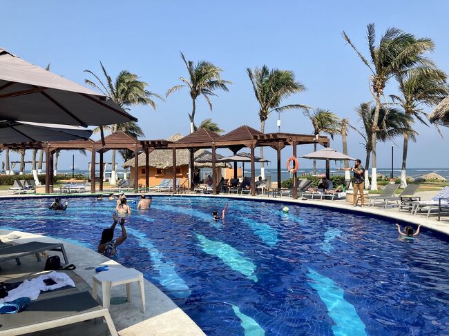 土日は１４時くらいになるとDJが来て、ガンガン音楽をかけてプールサイドを盛り上げてくれます。<br /><br />日中のプールサイドは日陰にいても蒸し暑くて、風が吹き抜けるビーチのほうがまだマシでした。