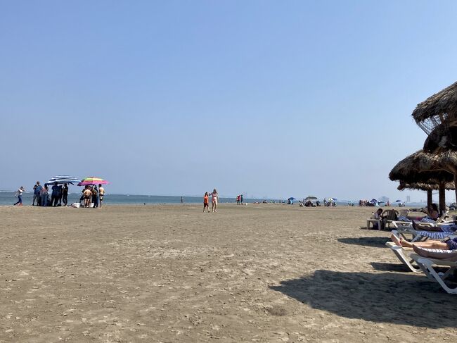 だんだん地元の人達もビーチに集まってきました。<br />それと共に、ココナッツやおつまみ、サングラスなどの物売りも増えてきます。<br /><br />ベラクルス名物の、ボロバネスというパイに色んな具を詰めたパンも売りに来てくれます。