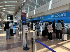 GWの五連休初日、５月３日ですので、空港は混雑、早めに行ったのですが、手荷物預かりで荷物を機械が受け付けてくれず。係の人に聞くと機材変更のため調整中でお待ちくださいとのこと。だけどいつまで待てばいいのか、開始されたらお知らせがあるのかもわからないので、この前で待つはめに。近くのベンチがようやくあいたので座ったところで、さっきの係員さんが、受付開始しましたと。
チケットレスのサービスも変わったばかりでなにやらまだまだオペレーションがこなれてませんね。コロナ禍の客数減で旅行関係は離職された方も多くて、急な観光客の増加などに対応が大変のよう。