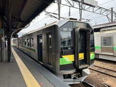 本日は余市のワイナリーとウイスキー工場見学です。お酒飲むので電車で。
新幹線開通後は廃止予定の函館本線山線区間ですが、２両の気動車は満席で立ってるお客さん多数。この先しばらくは観光需要が増えそう。小樽駅の切符販売機が一台故障して、１台だけだったので、切符を買う列が長くて乗り遅れないか心配でした。