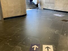 人身事故とかでの運休ではなく、計画的なので、空港に向かう人が迷わないようにちゃんと案内があります。

ブラハ・ルイザ広場駅でメトロに乗るときにスーツケース担いで階段を降りるのが最後で、この後は全ての場所でエレベーター/エスカレーターを利用できると思ったのに、再び階段で地上に出ることに…。