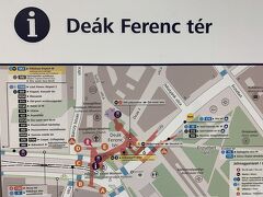 デアーク・フェレンツ広場の地図を見ながら、バス乗り場をチェックします。