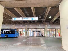 ブダペスト初日にやってきた、コバンニャ・キシュペシュト駅に到着!

いつもの海外旅行と違い、帰国日とは思えないくらい時間にめっちゃ余裕をもって行動してるので、"飛行機の時間が迫ってるから急がなきゃ!感"ゼロで心に余裕があって良い感じだわ。　この後、再び長時間フライトが待っているので、少しでも腰を労わるためにこんな感じでゆっくり移動してます。