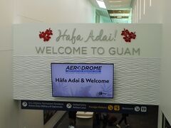 定刻通りPM4:00にグアム到着。

『Welcome To Guam』の文字見て、
ようやくグアムにやってきたことを実感。

この写真の下が入国審査場になっていて、
ちょうど韓国便も到着してたから大行列になってた…
結局入国手続きするまで約1時間はかかったかな。
(とにかく韓国人が多かった！)