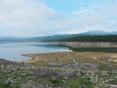 湖の水位はまだそれほどではなく、湖畔には他のツアーの人達の姿も見えます。