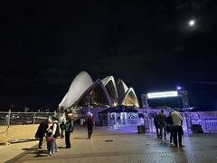 シドニーに戻り、夜のオペラハウスへ