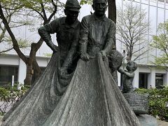 　2023年5月10日（水）旅行３日目の続き
　北海道大学植物園の散策を終え、徒歩でホテルに戻ります。
大通り公園の銅像。漁夫の像。