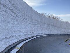 富山の立山を思い起こさせるような雪の壁。