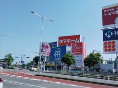 福岡は遠いね。長かった。
福岡空港もオペレーションが悪く時間がかかると聞いたので焦ってる。しかも国内線から国際線が遠いって言われたし。
カウンターで国際線ターミナルの行き方を聞いたら外に出て右に行くとバス乗り場があると。
で、外に出てびっくり。まさか、いきなり街！！