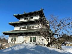 雪の弘前城も良きですねぇ。
青空が綺麗だわ。冬季は天守閣が閉まっているので登れないけれど前回登ったから問題ない。