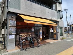 11:20に花巻駅に到着～。
駅前のリットワークスペースというベーグルとクラフトビールが有名なお店へ。
次に乗る12:39発の列車を待つ間、こちらでランチです。
とってもお洒落なお店なんですよ。