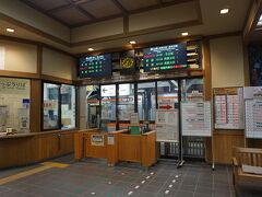 ●JR/下呂駅

僕が乗車していたJR/猪谷駅行の列車は、しばらくこの駅に停車したまま…。
帰宅のラッシュの時間ですが、ここまで来ると、無縁のようですね。
列車の本数も少ないです。