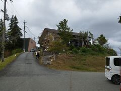 そして、播磨科学公園都市というところにある「大型放射光施設spring８」へ。なんじゃソレ。
「放射光」という光を使って、物質の原子・分子レベルでの形や機能を調べる事ができる研究施設なんだそうですが。
中には入れませんが、ものすごく大掛かりな施設なので丘の上から見ようと、近くの丘の上にあるレストランへ行きます。
ボルカノ三原牧場店
ゴルフの練習場が近くにあり、高台になっていて見晴らしが良いです。