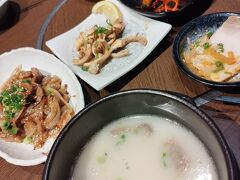 そして今日のディナーは韓国料理！！
大蛇（ダイジャ）
ラストオーダーが21時半と、居酒屋にしてはちょっと早い。
ギリギリの入店だったので一気に頼んだ(笑)
私、このソルロンタン（牛肉のスープ）が大好きでね。
そして左手前のが「そずり」の炒めたもの。
岡山弁で「削る」の意味で、骨から削いだ肉の事なんだって。
味が濃くてつまみにもってこいの味でした。