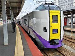 発車時間の4分前に駅に到着☆笑

「えきねっと」で予約済のキップを券売機でサッと受け取り、特急「北斗」キハ261系ディーゼル気動車に乗車☆

これを逃すと、1時間半後まで列車がありません。笑