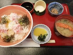 さかなセンターへ行く前に、カニとろ丼をいただきました。
雪の中、月曜日ということもあるのかお客さんは誰もいない。

かにトロ丼　1300円。
小鉢、汁、漬物付き。