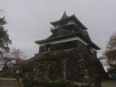 ４泊5日の北陸旅行最初は、北陸唯一の現存十二天守の一つ、丸岡城です。小松空港からは高速で30分ほどで丸岡城に到着しました。城址前に無料駐車場があり、駐車場からは坂を上りますが、わずか5分ほどで天守閣に到着。現存の天守閣はどこも階段が急こう配ですが、丸岡城の階段は一番急こう配かもしれませんね。現存天守ならではの醍醐味です。ただ三階層なので2回階段を上がれば最上階です。