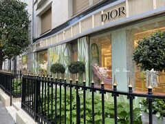 ディオール パリ本店です。2022年3月にリニューアルオープンしたようです。
入店しましたが、見るだけです。ブティックの横には「ギャラリー ディオール」もあります。
