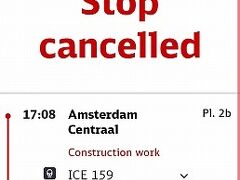 <上記画像の出典：「DB Navigator」より>
フランクフルトにもうすぐ着くであろうという時に、ドイツ国鉄DBアプリにメッセージが。「Stop cancelled」と書かれています。内容を読み解くと、この電車は終点のフランクフルト中央駅までは行かずに、ひとつ手前のフランクフルト空港駅で運転が打ち切りになると理解しました。代替えの後続の電車の発車時刻も表示されていました。
フランクフルト空港駅に到着し、荷物を持って降りようとしてふと車内を見たら、まだ普通に席に座っている人もいました。