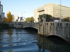 　土佐堀川に架かる淀屋橋。橋の名前は最初にここに橋を架けた江戸時代初期の豪商・淀屋に由来します。