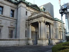 　淀屋橋を渡ると中之島。すぐ左手に日本銀行大阪支店旧館。