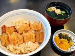 「お食事処　大たに」の、あなご丼 1650円
お店は清盛神社のすぐ近くにあります。

宮島に着いてから「もみじ饅頭・牡蠣・あなごめし」と呪文のように呟いていたけれど。

ほんのり漂う「たれ」の香りに誘われ、まずは「あなごめし」を食べよう！となった。

しかし、、、
事前にいわゆる「繁盛店」も下調べしていたけれど、どこも￥お高め。
お腹に牡蠣と饅頭のスペースも確保しておきたいので、ボリューム満点過ぎても困っちゃう。

こちらは比較的良心的な価格で、小振りながら、しっとり・ふわっと美味しいあなご丼がいただけて満足だった。
