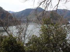 吉井川の上流に造られたダム湖、奥津湖を眺めて・・