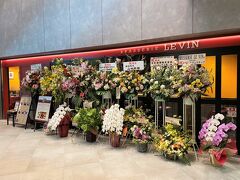 東京・赤坂『Ark Hills』アーク森ビル 2F【BRASSERIE LE VIN】

2023年4月25日に『アークヒルズ』にオープンした
フレンチ【ブラッセリールヴァン】の写真。

たくさんのお祝いのお花が・・・。次々と『アークヒルズ』付近に
お勤めの方々が入店していきます。平日のランチは安いから。

ビストロ料理をコンセプトに時代にとらわれないトラディショナル
スタイルなお料理をお召し上がりください。
ワインはフランスを中心に100種類をセレクト。
店内はフランスの街角にある、ビストロをイメージ：
定番ビストロ料理＆北海道函館エイジングビーフステーキを
満喫できます。