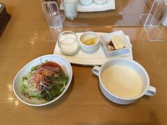 北海道ホテルの朝食。洋食、和食、スープカレーの三種類から選べます。
こちらは洋食。