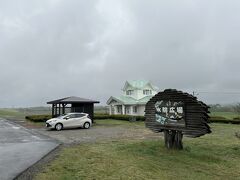 北海道豊頃町を流れる十勝川の河川敷、旧利別川の河口にあるのがハルニレの木。豊頃町のシンボル
駐車場には休憩所もあります。休憩所の２階は展望スペースになっており、外に回りますが、トイレも併設されています。ちょうど中ではハルニレの木の写真展が展示されていて絵葉書も売っていました。（無人）