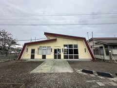 白糠の町をあとにして庶路の町へ。西庶路駅です。
この駅は「たんべつ駅」としておそらく紗枝の自宅の最寄りの駅として登場します。特徴的な駅舎が印象的。このあたりは釧路市の中心に近づいてきますので、住宅も周囲に増えてきます。