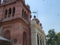 一度ホテルに戻ってガイドさんと合流し、ラホール博物館へ。ここでもセルフィー撮ってくれ攻撃の嵐。