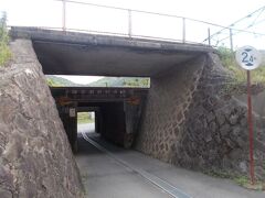 JR熊山駅を出て左の線路沿いの道をしばらく進み、線路の下をくぐります。