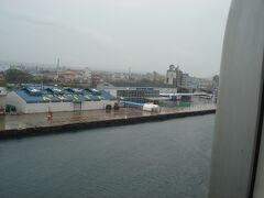 前に見える「秋田港クルーズターミナル」に接岸します。