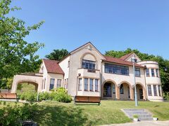 旧本多忠次邸

旧岡崎藩主の末裔、本多忠次が1932年に東京世田谷区に建てた邸宅の一部を移築復元した建物
西洋スパニッシュ様式の建物で、館内では当時そのままの家具やステンドグラスなどの調度品が常設展示されています