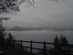 高台の展望台から見た、左側の田沢湖です。