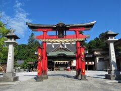 「箭弓稲荷神社」にご挨拶。
駅から徒歩3分程と至近です。
