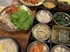 最終日の昼ごはん。
新世界百貨店のレストラン街。
クンキワチプハンサンという韓国料理のお店です。

ケジャンが有名らしいのですが、
あまり得意では無いので、
チュクミ（イイダコ）のビビンバと、
ブゴク（干し鱈のスープ）、
ポッサム（茹で豚）を注文。

普通にマシッソヨ～～
現地のマダム達でいっぱいの店でした。
再訪アリ！