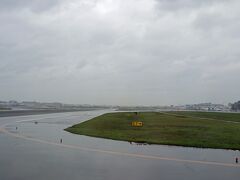 11:42
期待を裏切らない雨の福岡空港。

広い道路を横断横断してトヨタレンタカー。
最初は何所？
空港内に表示が無かった？