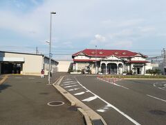 さて、
阪堺電車を満喫した後、
歩いてすぐの南海本線の
浜寺公園駅へ

右の赤い屋根の建物は、
1907年（明治40年）建築の木造の
旧駅舎で2016年まで使用。

私鉄として日本最古の駅舎