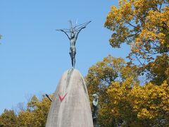「原爆の子の像」

原爆による白血病で亡くなった貞子さんのモデルの像です。同級生の方達の募金運動で作られたそうです。

たくさんの千羽鶴が捧げられていました。
