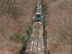 続いて早雲山駅からケーブルカーに乗ります。
ちょうど、下から上がってくるのが見えたよ。