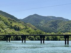 増水時に川に沈んでしまうように設計された欄干のない橋です。
遊覧船から観ましたが、歩いて渡ってみたかった。