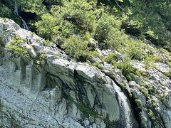 岩肌の上に小さい滝。岩垣を辿って吉野川へ。
水の旅ですね～。