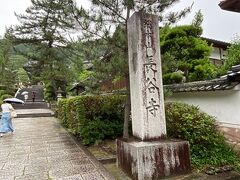 まず最初に訪れたのは奈良県桜井市にある「長谷寺」

平日であいにくの雨なのにも関わらず参拝客はそこそこいて、
長谷寺から最も近い駐車場の長谷寺境内駐車場は
９時頃にはすでに満車になってしまいました