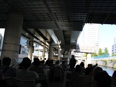 船に乗り込み、出発です。

44人乗りの双胴船。

オープンエアーです。